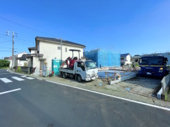 陽当りと開放感に恵まれた好立地!穏やかな街並みに新築分譲地が誕生。
周囲の落ち着いた家々と調和する、日当たり良好でスッキリとした敷地が魅力です。整理整頓され、安全管理が行き届いた施工現場も安心のポイント。静かで暮らしやすい永住の地で、ゆとりと笑顔あふれる新生活を叶えましょう。