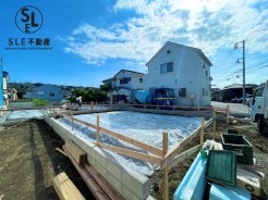 現在建築中の新築住宅です
最新の耐震基準・断熱性能を備えた安心の住宅仕様。
完成後の内覧予約も承っていますので、ぜひお問合せください。