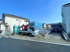 落ち着いた街並みに誕生する、家族の夢を叶える新築一戸建て。
周囲は平穏で開放感のある閑静な住宅街。前面道路もすっきりしており、小さなお子様がいるご家庭も安心の住環境です。現在、確かな施工で建築中!理想のマイホームでの新しい暮らしを、ここから始めてみませんか。