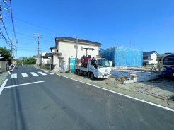 【いよいよ着工】穏やかな街並みに誕生する、光あふれる新築一戸建て。
空が広く感じられる開放的な角地風のロケーション。前面道路もフラットで、日々の駐車もスムーズです。一邸一邸、基礎から丁寧に建築が進む安心の住環境。ここから家族の新しい物語と、心地よい暮らしを始めませんか。