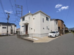 北東角地に位置しておりますので、通風・開放感ともに良好です。また、南側には広々としたお庭付きな点も魅力的なポイントです。