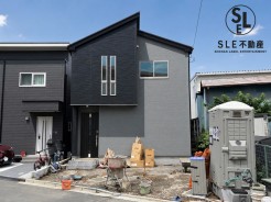 【長期優良住宅】駐車並列2台可能で南側にはお庭スペースがございます。