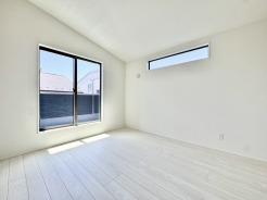 家族それぞれの居場所がしっかり確保された間取り。1階の洋室は在宅ワークや客間にも便利です。2階はゆとりある洋室が揃い、収納も充実。生活動線がスムーズで、毎日の暮らしが自然と整う、ちょうどいい住まいです。
