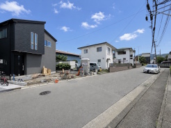 1号棟 毎日の車の出し入れもスムーズにできる、ゆとりある前面道路に面した住まいです。