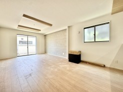 ナチュラルから北欧風、シンプルモダンまで幅広いインテリアと相性◎。照明やラグでアクセントを加えれば、さらに温かみのある空間に仕上がります。