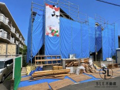【今だから見られる安心の現場】理想のマイホームがここから始まります。
空を近くに感じる、明るく開放感に満ちた住環境。前面にゆとりがあり、風通しも良好な好立地です。確かな施工で一歩ずつカタチになっていく我が家の姿にワクワクしませんか。利便性と心地よい静けさを兼ね備えたエリアで夢をカタチに。