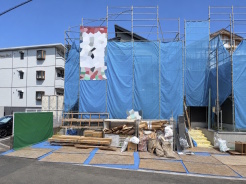 南西向きの建物ので陽当たり良好です。