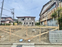 車での移動はもちろん、歩行者や自転車の通行にも配慮された、暮らしやすい住環境です。
