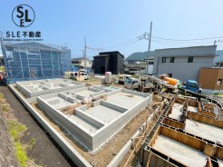 現在建築中の新築住宅です。
最新の耐震基準・断熱性能を備えた安心の住宅仕様。
完成後の内覧予約も承っていますので、ぜひお問合せください。