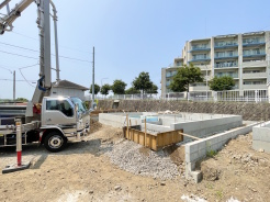 【いよいよ着工】穏やかな街並みに誕生する、光あふれる新築一戸建て。
空が広く感じられる開放的な角地風のロケーション。前面道路もフラットで、日々の駐車もスムーズです。一邸一邸、基礎から丁寧に建築が進む安心の住環境。ここから家族の新しい物語と、心地よい暮らしを始めませんか。