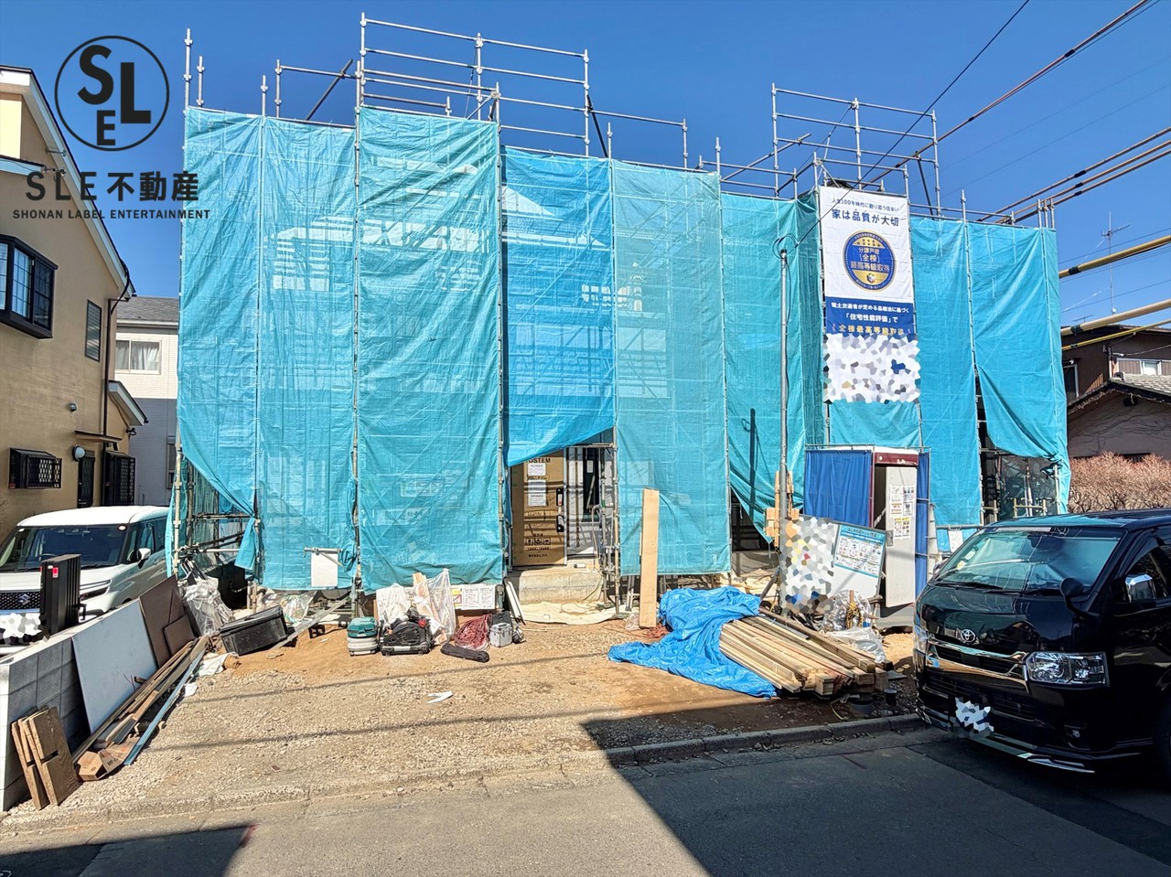 開発分譲地内で落ち着きのある環境です。
南道路で陽当たり良好
カースペース2台可能