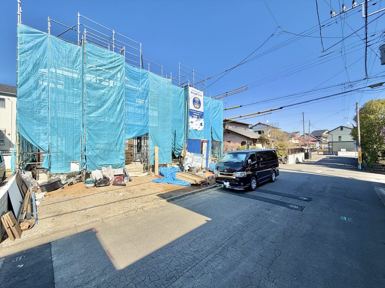 ゆったりとした前面道路に面した、明るく開放感のある立地。陽当たりも良く、これから建つ住まいでの新生活が楽しみになる土地です。周辺は落ち着いた住宅街で、毎日の暮らしも安心。理想の間取りを思い描きながら、家づくりの第一歩を踏み出せる場所です。